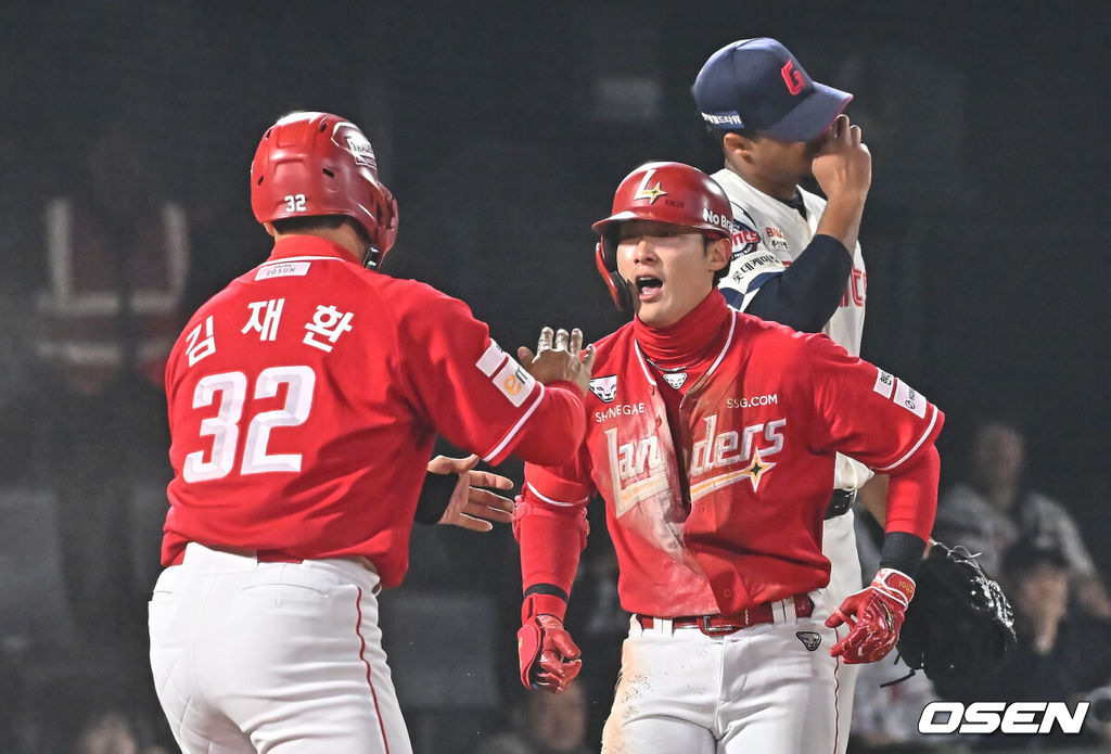 3일 부산 사직야구장에서 2026 신한 SOL KBO 리그 롯데 자이언츠와 SSG 랜더스의 경기가 열렸다. 홈팀 롯데는 로드리게스가, 방문팀 SSG는 화이트가 선발 출전했다.SSG 랜더스 최지훈이 3회초 2사 3루 중견수 그라운드 홈런을 치고 득점하고 있다. 2026.04.03 / foto0307@osen.co.kr