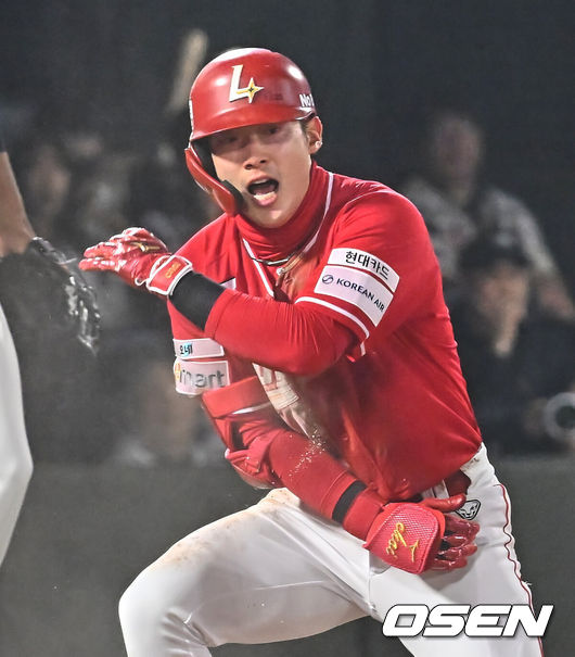 [OSEN=부산, 이석우 기자] 3일 부산 사직야구장에서 2026 신한 SOL KBO 리그 롯데 자이언츠와 SSG 랜더스의 경기가 열렸다. 홈팀 롯데는 로드리게스가, 방문팀 SSG는 화이트가 선발 출전했다.SSG 랜더스 최지훈이 3회초 2사 3루 중견수 그라운드 홈런을 치고 득점하고 있다. 2026.04.03 / foto0307@osen.co.kr