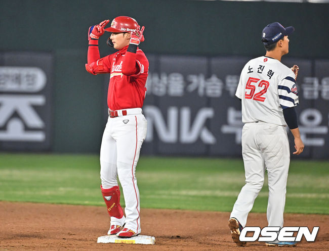 [OSEN=부산, 이석우 기자] 3일 부산 사직야구장에서 2026 신한 SOL KBO 리그 롯데 자이언츠와 SSG 랜더스의 경기가 열렸다. 홈팀 롯데는 로드리게스가, 방문팀 SSG는 화이트가 선발 출전했다.SSG 랜더스 최지훈이 2회초 1사 2루 우중간 1타점 2루타를 치고 세리머니를 하고 있다. 2026.04.03 / foto0307@osen.co.kr