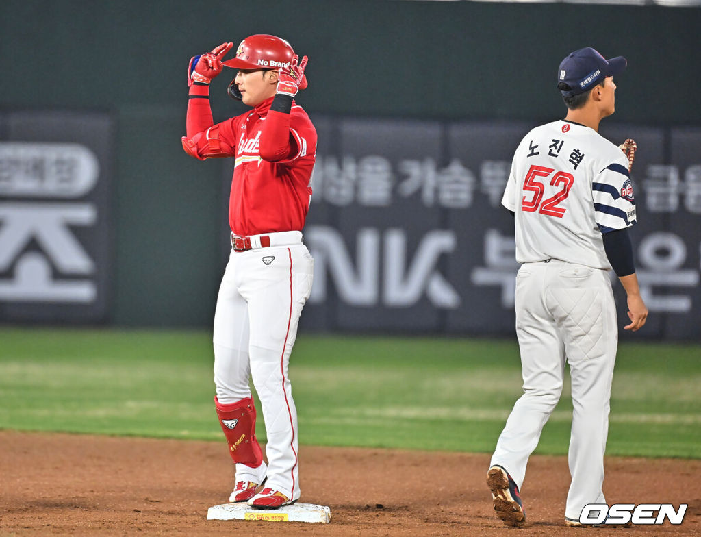 3일 부산 사직야구장에서 2026 신한 SOL KBO 리그 롯데 자이언츠와 SSG 랜더스의 경기가 열렸다. 홈팀 롯데는 로드리게스가, 방문팀 SSG는 화이트가 선발 출전했다.SSG 랜더스 최지훈이 2회초 1사 2루 우중간 1타점 2루타를 치고 세리머니를 하고 있다. 2026.04.03 / foto0307@osen.co.kr