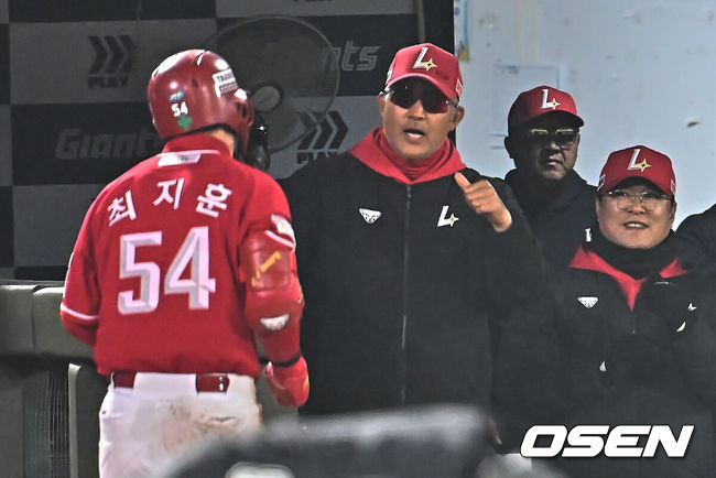 [OSEN=부산, 이석우 기자] 3일 부산 사직야구장에서 2026 신한 SOL KBO 리그 롯데 자이언츠와 SSG 랜더스의 경기가 열렸다. 홈팀 롯데는 로드리게스가, 방문팀 SSG는 화이트가 선발 출전했다.SSG 랜더스 최지훈이 3회초 2사 3루 중견수 그라운드 홈런을 치고 이숭용 감독의 축하를 받고 있다. 2026.04.03 / foto0307@osen.co.kr