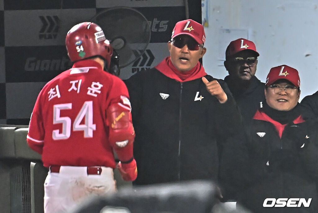 3일 부산 사직야구장에서 2026 신한 SOL KBO 리그 롯데 자이언츠와 SSG 랜더스의 경기가 열렸다. 홈팀 롯데는 로드리게스가, 방문팀 SSG는 화이트가 선발 출전했다.SSG 랜더스 최지훈이 3회초 2사 3루 중견수 그라운드 홈런을 치고 이숭용 감독의 축하를 받고 있다. 2026.04.03 / foto0307@osen.co.kr