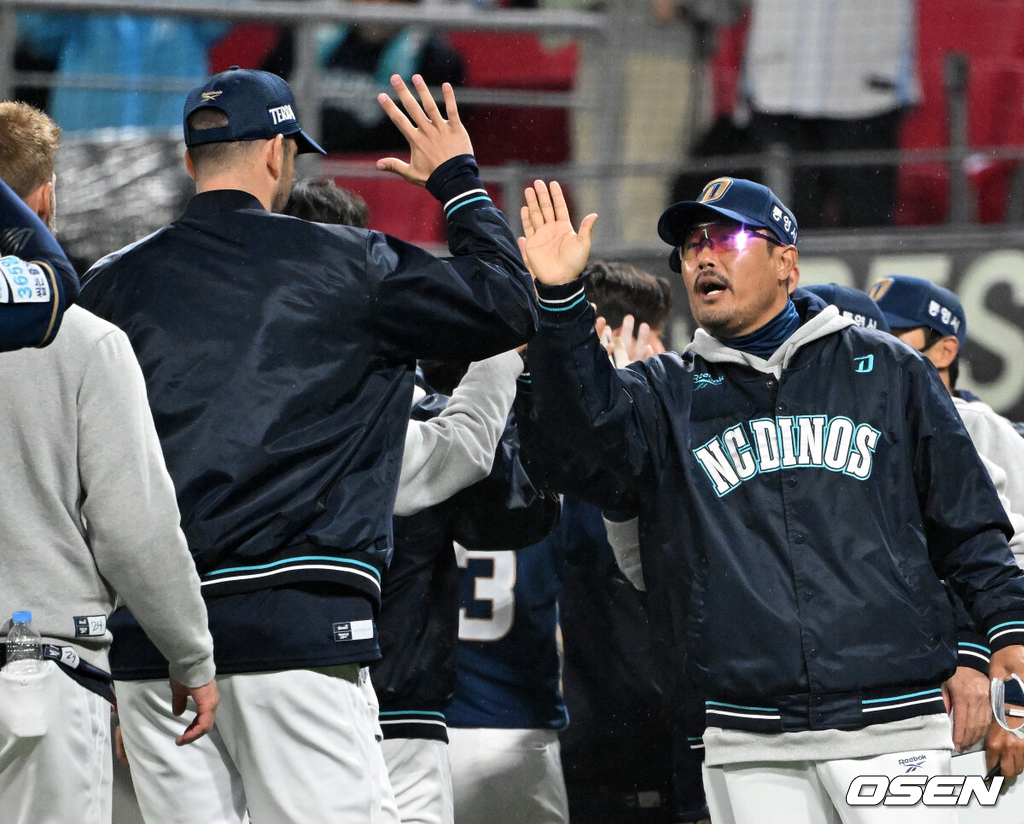 NC 다이노스가 파죽의 4연승을 달렸다.NC는 3일 광주-기아 챔피언스필드에서 열린 2026 프로야구 KIA 타이거즈와의 경기를 5-2로 잡았다. 선발 구창모가 6이닝 무실점 역투를 펼쳤고 베테랑 박민우가 제임스 네일을 공략하는 등 3타점을 올리며 승리를 이끌었다. 4연승이자 시즌 5승1패를 기록했다. KIA는 3연패에 빠져 1승5패 최하위로 떨어졌다.경기 종료 후 NC 이호준 감독이 선수들과 승리의 기쁨을 나누고 있다. 2026.04.03 /sunday@osen.co.kr