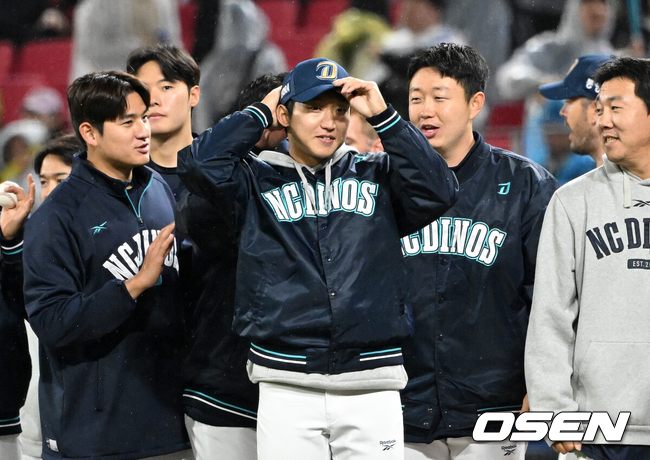 [OSEN=광주, 이대선 기자] NC 다이노스가 파죽의 4연승을 달렸다.NC는 3일 광주-기아 챔피언스필드에서 열린 2026 프로야구 KIA 타이거즈와의 경기를 5-2로 잡았다. 선발 구창모가 6이닝 무실점 역투를 펼쳤고 베테랑 박민우가 제임스 네일을 공략하는 등 3타점을 올리며 승리를 이끌었다. 4연승이자 시즌 5승1패를 기록했다. KIA는 3연패에 빠져 1승5패 최하위로 떨어졌다.경기 종료 후 NC 구창모가 동료들과 승리의 기쁨을 나누고 있다. 2026.04.03 /sunday@osen.co.kr