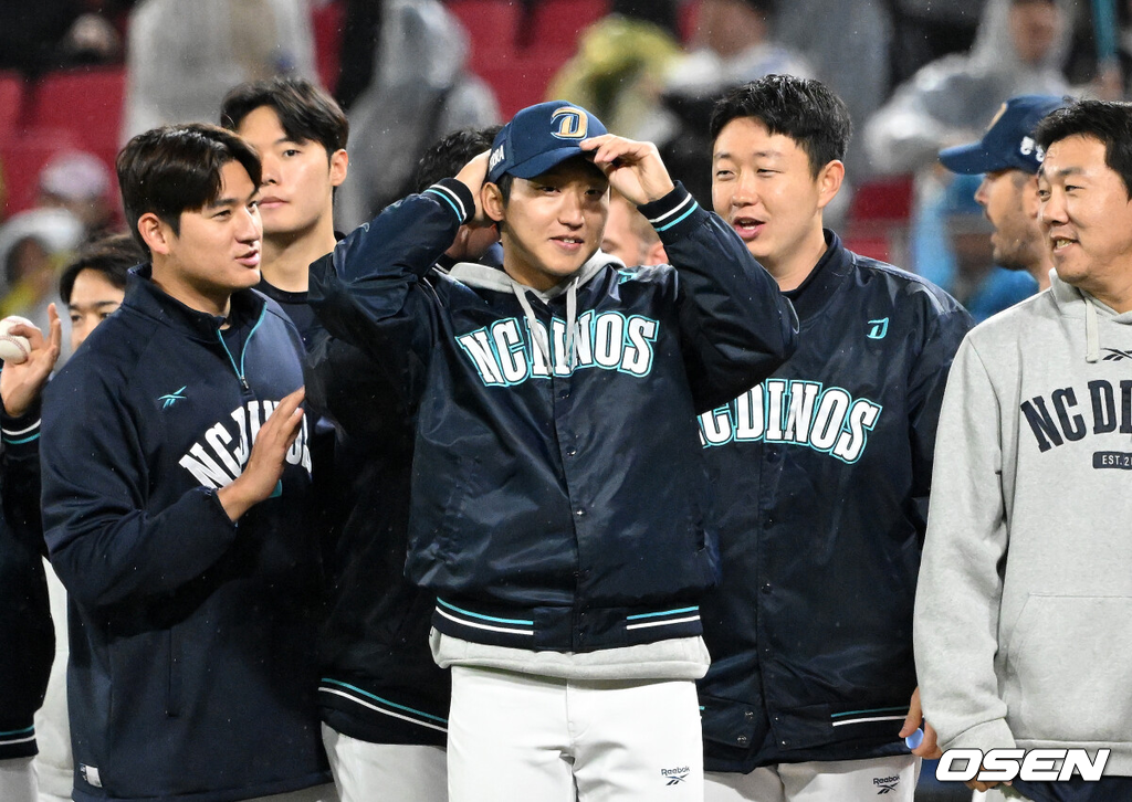 NC 다이노스가 파죽의 4연승을 달렸다.NC는 3일 광주-기아 챔피언스필드에서 열린 2026 프로야구 KIA 타이거즈와의 경기를 5-2로 잡았다. 선발 구창모가 6이닝 무실점 역투를 펼쳤고 베테랑 박민우가 제임스 네일을 공략하는 등 3타점을 올리며 승리를 이끌었다. 4연승이자 시즌 5승1패를 기록했다. KIA는 3연패에 빠져 1승5패 최하위로 떨어졌다.경기 종료 후 NC 구창모가 동료들과 승리의 기쁨을 나누고 있다. 2026.04.03 /sunday@osen.co.kr