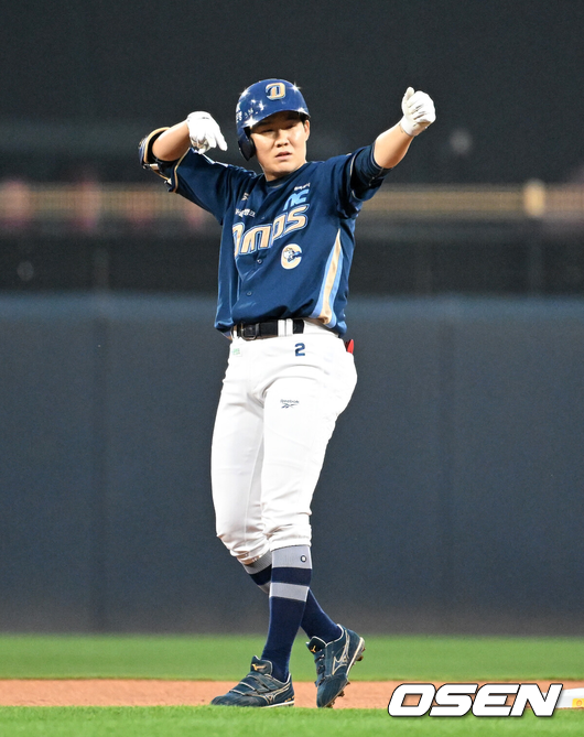 [OSEN=광주, 이대선 기자] 3일 광주-기아 챔피언스필드에서 2026 신한 SOL KBO리그 KIA 타이거즈와 NC 다이노스의 경기가 열렸다.이날 KIA는 제임스 네일, NC는 구창모를 선발로 내세웠다.1회초 무사 1루에서 NC 박민우가 좌전 적시 2루타를 치고 환호하고 있다. 2026.04.03 /sunday@osen.co.kr