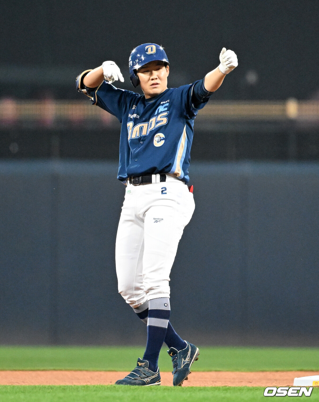 3일 광주-기아 챔피언스필드에서 2026 신한 SOL KBO리그 KIA 타이거즈와 NC 다이노스의 경기가 열렸다.이날 KIA는 제임스 네일, NC는 구창모를 선발로 내세웠다.1회초 무사 1루에서 NC 박민우가 좌전 적시 2루타를 치고 환호하고 있다. 2026.04.03 /sunday@osen.co.kr
