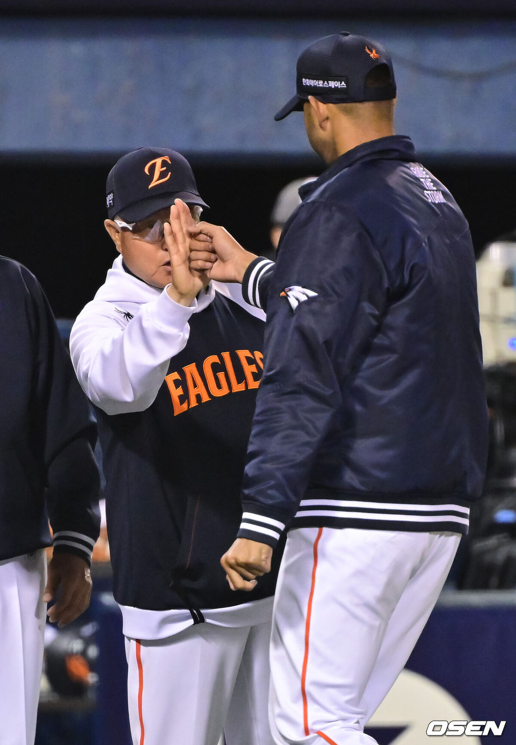 한화가 타선의 힘을 앞세워 우여곡절 끝 3연패를 끊었다. 프로야구 한화 이글스는 3일 서울 잠실구장에서 열린 2026 신한 SOL KBO리그 두산 베어스와의 시즌 첫 맞대결에서 11-6으로 승리했다. 경기종료후 한화 김경문 감독이 승리투수가 된 에르난데스와 하이파이브를 하고 있다.  2026.04.02 / soul1014@osen.co.kr