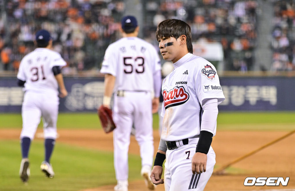 3일 오후 서울 잠실구장에서 ‘2026 신한은행 SOL Bank KBO리그’ 두산 베어스와 한화 이글스의 경기가 진행됐다.이날 두산은 플렉센을, 한화는 에르난데스를 선발투수로 내세웠다.  8회말 1사 1루 두산 박찬호가 병살아웃된뒤 아쉬워하고 있다.       2026.04.02 / soul1014@osen.co.kr