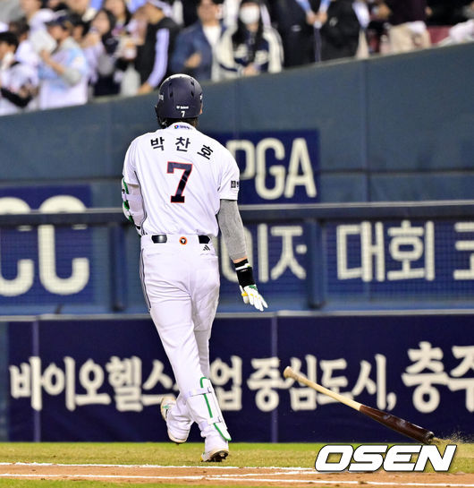 [OSEN=잠실, 박준형 기자] 3일 오후 서울 잠실구장에서 ‘2026 신한은행 SOL Bank KBO리그’ 두산 베어스와 한화 이글스의 경기가 진행됐다.이날 두산은 플렉센을, 한화는 에르난데스를 선발투수로 내세웠다.  6회말 2사 1,2루 두산 박찬호가 외야플라이 날린뒤 방망이를 집어 던지고 있다.   2026.04.02 / soul1014@osen.co.kr