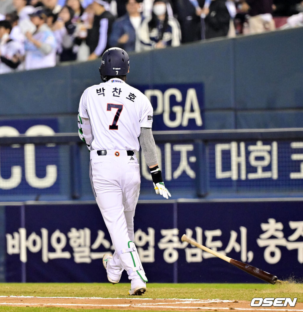 3일 오후 서울 잠실구장에서 ‘2026 신한은행 SOL Bank KBO리그’ 두산 베어스와 한화 이글스의 경기가 진행됐다.이날 두산은 플렉센을, 한화는 에르난데스를 선발투수로 내세웠다.  6회말 2사 1,2루 두산 박찬호가 외야플라이 날린뒤 방망이를 집어 던지고 있다.   2026.04.02 / soul1014@osen.co.kr