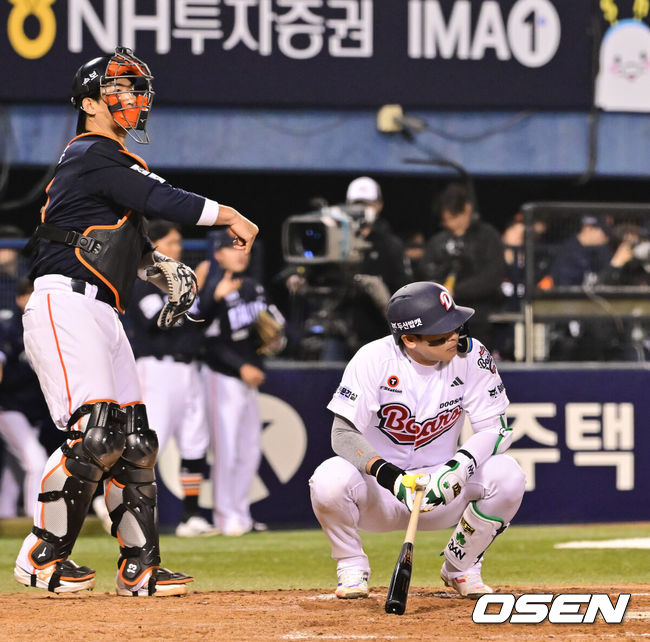 [OSEN=잠실, 박준형 기자] 3일 오후 서울 잠실구장에서 ‘2026 신한은행 SOL Bank KBO리그’ 두산 베어스와 한화 이글스의 경기가 진행됐다.이날 두산은 플렉센을, 한화는 에르난데스를 선발투수로 내세웠다.  5회말 2사 1,2루 두산 박찬호가 3구 삼진 아웃된뒤 아쉬워하고 있다.    2026.04.02 / soul1014@osen.co.kr