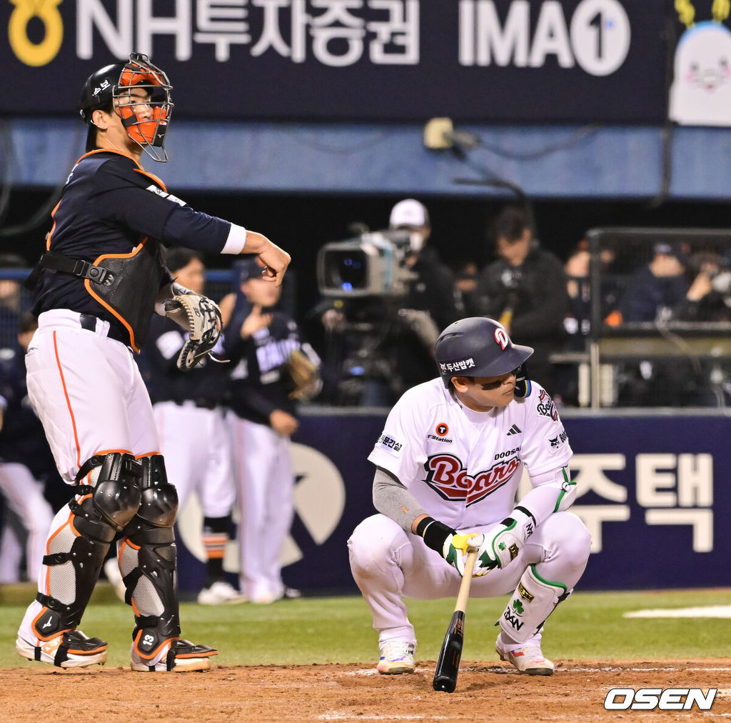 3일 오후 서울 잠실구장에서 ‘2026 신한은행 SOL Bank KBO리그’ 두산 베어스와 한화 이글스의 경기가 진행됐다.이날 두산은 플렉센을, 한화는 에르난데스를 선발투수로 내세웠다.  5회말 2사 1,2루 두산 박찬호가 3구 삼진 아웃된뒤 아쉬워하고 있다.    2026.04.02 / soul1014@osen.co.kr