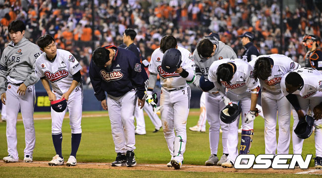 [OSEN=잠실, 박준형 기자] 한화가 타선의 힘을 앞세워 우여곡절 끝 3연패를 끊었다.&nbsp;프로야구 한화 이글스는 3일 서울 잠실구장에서 열린 2026 신한 SOL KBO리그 두산 베어스와의 시즌 첫 맞대결에서 11-6으로 승리했다.&nbsp;경기종료후 두산 선수들이 팬들에게 인사를 하고 있다.  2026.04.02 / soul1014@osen.co.kr