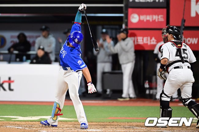 [OSEN=수원, 조은정 기자] 3일 경기도 수원 KT위즈파크에서 2026 신한 SOL KBO리그 KT 위즈와 삼성 라이온즈의 경기가 열렸다.이날 KT는 사우어, 삼성은 후라도를 선발로 내세웠다.6회초 2사 3루에서 삼성 김영웅이 헛스윙 삼진으로 물러나며 배트를 내던지고 있다. 2026.04.03 /cej@osen.co.kr