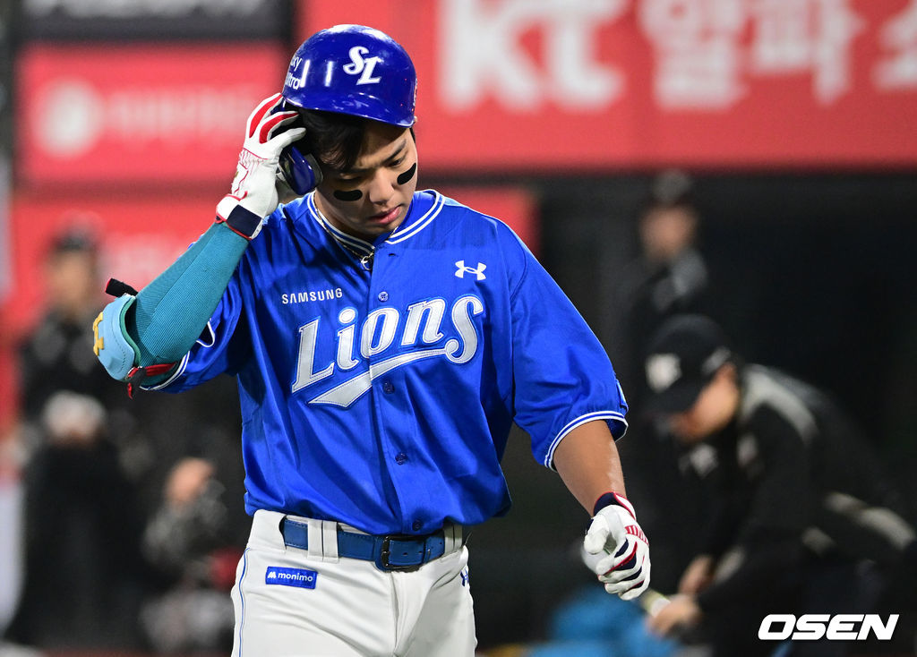 3일 경기도 수원 KT위즈파크에서 2026 신한 SOL KBO리그 KT 위즈와 삼성 라이온즈의 경기가 열렸다.이날 KT는 사우어, 삼성은 후라도를 선발로 내세웠다.6회초 2사 3루에서 삼성 김영웅이 헛스윙 삼진으로 물러나고 있다. 2026.04.03 /cej@osen.co.kr