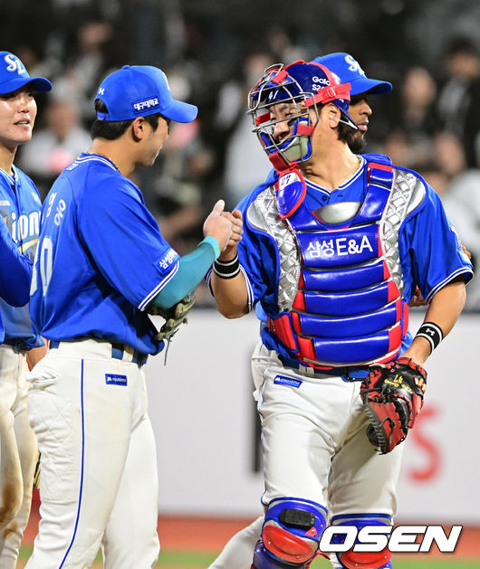 [OSEN=수원, 조은정 기자] 삼성 라이온즈가 개막 5연승으로 선두를 달리던 KT 위즈를 잡았다.삼성은 3일 수원KT위즈파크에서 열린 2026 신한은행 SOL Bank KBO리그 KT 위즈와 원정 경기에서 2-1 승리를 거뒀다. 김성윤과 류지혁이 귀중한 안타를 때렸고, 이날 외인 선발 아리엘 후라도가 호투를 펼치면서 팀 승리에 이바지했다.삼성 김영웅과 강민호가 승리를 기뻐하고 있다. 2026.04.03 /cej@osen.co.kr