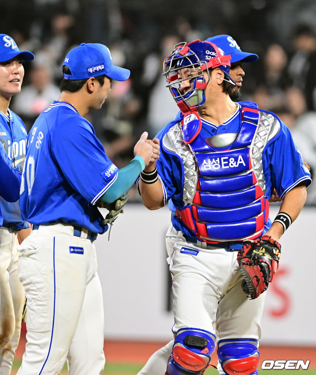 삼성 라이온즈가 개막 5연승으로 선두를 달리던 KT 위즈를 잡았다.삼성은 3일 수원KT위즈파크에서 열린 2026 신한은행 SOL Bank KBO리그 KT 위즈와 원정 경기에서 2-1 승리를 거뒀다. 김성윤과 류지혁이 귀중한 안타를 때렸고, 이날 외인 선발 아리엘 후라도가 호투를 펼치면서 팀 승리에 이바지했다.삼성 김영웅과 강민호가 승리를 기뻐하고 있다. 2026.04.03 /cej@osen.co.kr