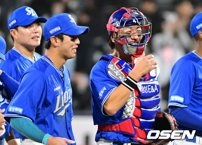 [OSEN=수원, 조은정 기자] 삼성 라이온즈가 개막 5연승으로 선두를 달리던 KT 위즈를 잡았다.삼성은 3일 수원KT위즈파크에서 열린 2026 신한은행 SOL Bank KBO리그 KT 위즈와 원정 경기에서 2-1 승리를 거뒀다. 김성윤과 류지혁이 귀중한 안타를 때렸고, 이날 외인 선발 아리엘 후라도가 호투를 펼치면서 팀 승리에 이바지했다.삼성 김영웅과 강민호가 승리를 기뻐하고 있다. 2026.04.03 /cej@osen.co.kr