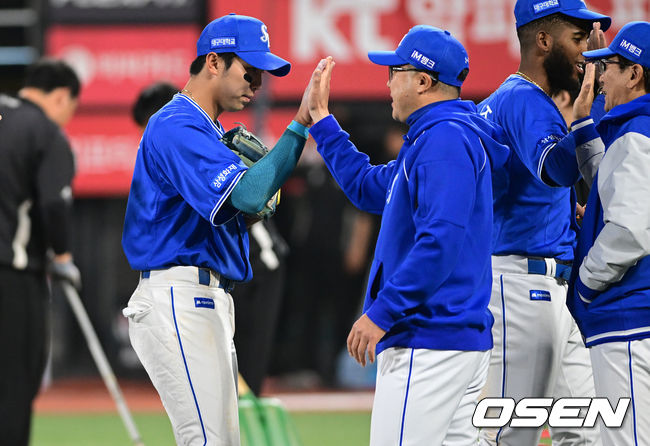 [OSEN=수원, 조은정 기자] 삼성 라이온즈가 개막 5연승으로 선두를 달리던 KT 위즈를 잡았다.삼성은 3일 수원KT위즈파크에서 열린 2026 신한은행 SOL Bank KBO리그 KT 위즈와 원정 경기에서 2-1 승리를 거뒀다. 김성윤과 류지혁이 귀중한 안타를 때렸고, 이날 외인 선발 아리엘 후라도가 호투를 펼치면서 팀 승리에 이바지했다.삼성 김영웅과 박진만 감독이 승리를 기뻐하고 있다. 2026.04.03 /cej@osen.co.kr