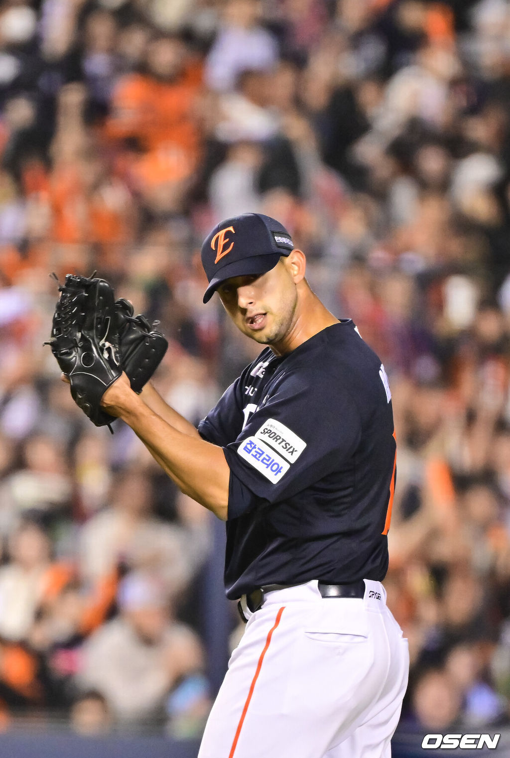 3일 오후 서울 잠실구장에서 ‘2026 신한은행 SOL Bank KBO리그’ 두산 베어스와 한화 이글스의 경기가 진행됐다.이날 두산은 플렉센을, 한화는 에르난데스를 선발투수로 내세웠다.  3회말 1사 1루 두산 박찬호를 병살아웃시킨 한화 에르난데스 선발투수가 박수를 치며 기뻐하고 있다   2026.04.02 / soul1014@osen.co.kr