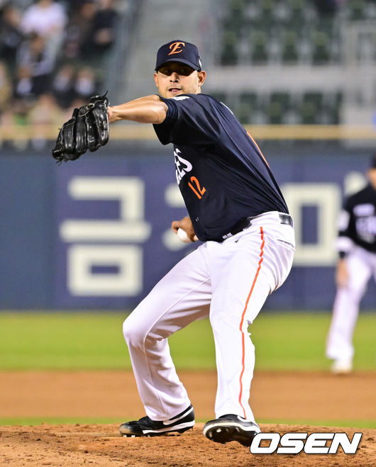 [OSEN=잠실, 박준형 기자] 3일 오후 서울 잠실구장에서 ‘2026 신한은행 SOL Bank KBO리그’ 두산 베어스와 한화 이글스의 경기가 진행됐다.이날 두산은 플렉센을, 한화는 에르난데스를 선발투수로 내세웠다.  4회말 한화 선발투수 에르난데스가 역투하고 있다.       2026.04.02 / soul1014@osen.co.kr