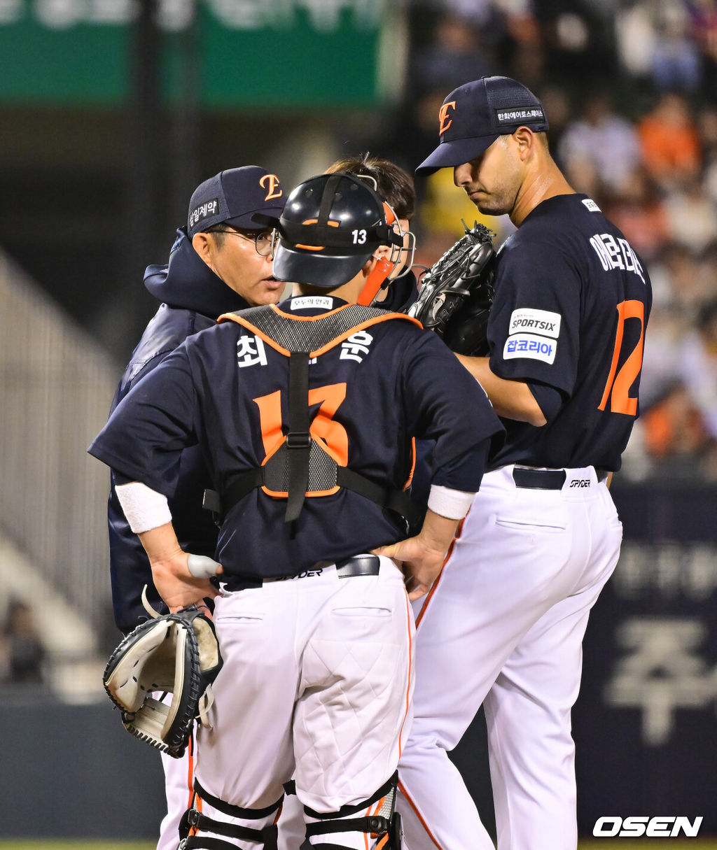 3일 오후 서울 잠실구장에서 ‘2026 신한은행 SOL Bank KBO리그’ 두산 베어스와 한화 이글스의 경기가 진행됐다.이날 두산은 플렉센을, 한화는 에르난데스를 선발투수로 내세웠다.  5회말 2사 1,2루 한화 양상문 투수 코치가 마우드에 올라 에르난데스와 이야기를 나누고 있다    2026.04.02 / soul1014@osen.co.kr