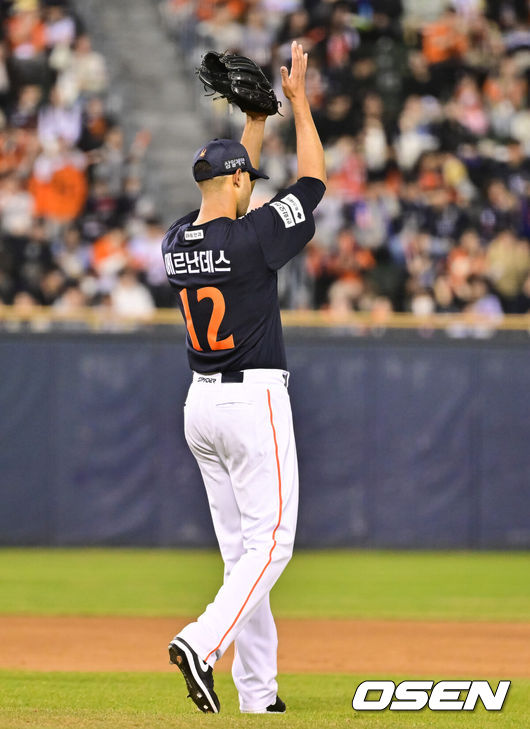 [OSEN=잠실, 박준형 기자] 3일 오후 서울 잠실구장에서 ‘2026 신한은행 SOL Bank KBO리그’ 두산 베어스와 한화 이글스의 경기가 진행됐다.이날 두산은 플렉센을, 한화는 에르난데스를 선발투수로 내세웠다.  4회말 한화 오재원 중견수의 호수비에 에르난데스 선발투수가 박수를 치며 고마움을 표시하고 있다.   2026.04.02 / soul1014@osen.co.kr