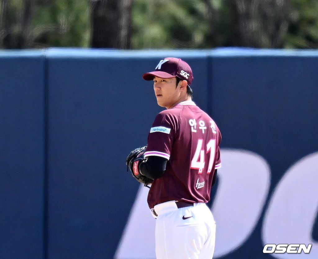 키움 히어로즈 안우진이 캐치볼을 하고 있다. 2026.03.13 /sunday@osen.co.kr
