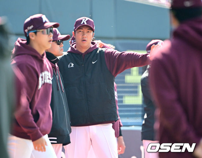 [OSEN=잠실, 최규한 기자] 23일 서울 잠실야구장에서 ‘2026 신한 SOL KBO리그’ LG 트윈스와 키움 히어로즈의 시범경기가 열린다. 경기를 앞두고 키움 안우진을 비롯한 선수들과 코칭스태프가 미팅을 준비하고 있다. 2026.03.23 / dreamer@osen.co.kr