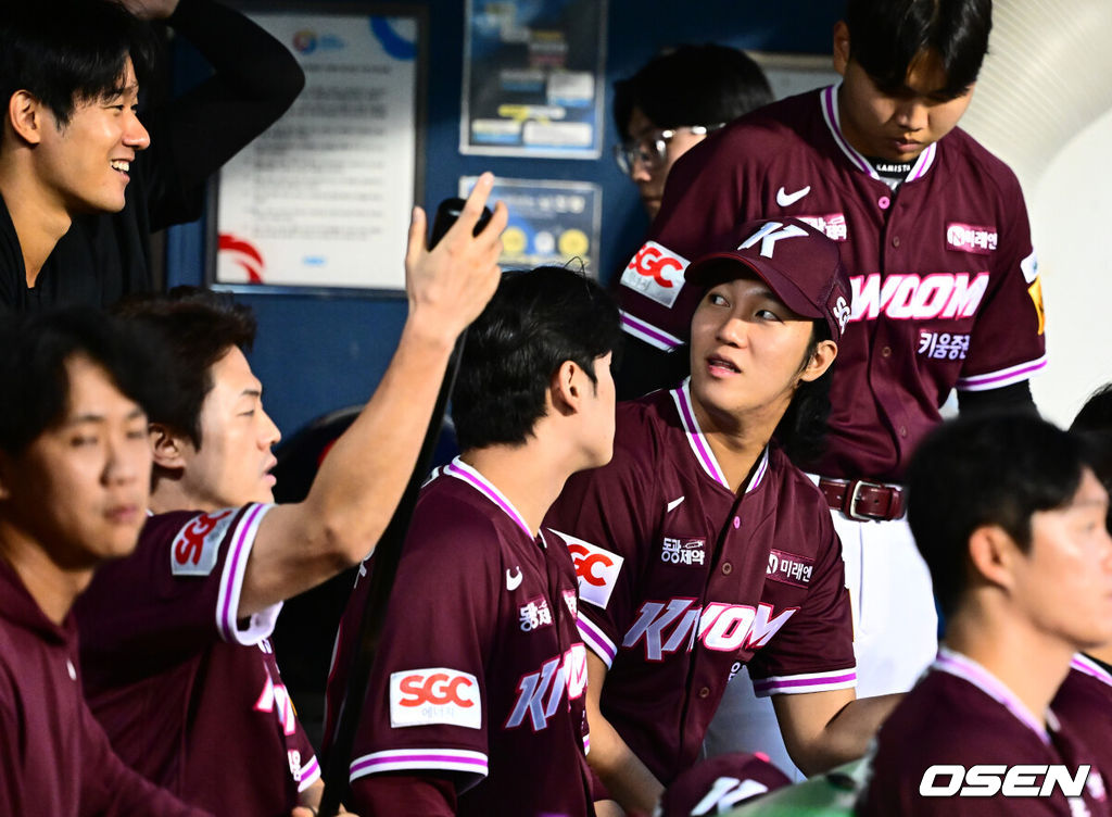 18일 오후 서울 잠실구장에서 ‘2025 신한 SOL Bank KBO리그’ 두산 베어스와 키움 히어로즈의 경기가 열렸다. 1회 키움 안우진이 더그아웃에서 경기를 지켜보고 있다. 2025.09.18 /jpnews@osen.co.kr