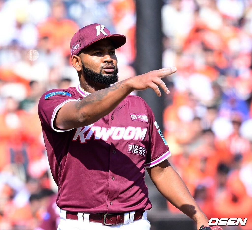 키움 히어로즈 외국인 투수 라울 알칸타라는 지난해부터 LG 트윈스 상대로 5경기 3승 무패 평균자책점 2.48을 기록하며 천적 관계를 이어가고 있다. / OSEN DB