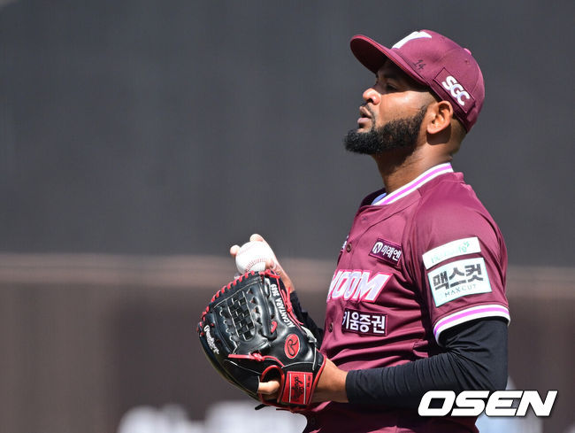 [OSEN=대전, 최규한 기자] 28일 대전 한화생명볼파크에서 ‘2026 신한 SOL KBO리그’ 개막전 한화 이글스와 키움 히어로즈의 맞대결이 열렸다.홈팀 한화는 윌켈 에르난데스, 방문팀 키움은 라울 알칸타라를 선발로 내세웠다. 1회말 키움 선발 알칸타라가 투구를 준비하고 있다. 2025.03.28 / dreamer@osen.co.kr