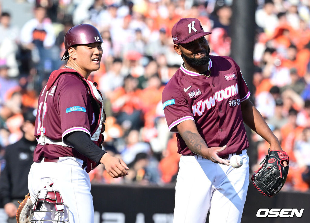 28일 대전 한화생명볼파크에서 ‘2026 신한 SOL KBO리그’ 개막전 한화 이글스와 키움 히어로즈의 맞대결이 열렸다.홈팀 한화는 윌켈 에르난데스, 방문팀 키움은 라울 알칸타라를 선발로 내세웠다. 6회말 1사 1루 상황 키움 선발 알칸타라가 마운드를 내려가며 공을 넘기고 있다. 2025.03.28 / dreamer@osen.co.kr