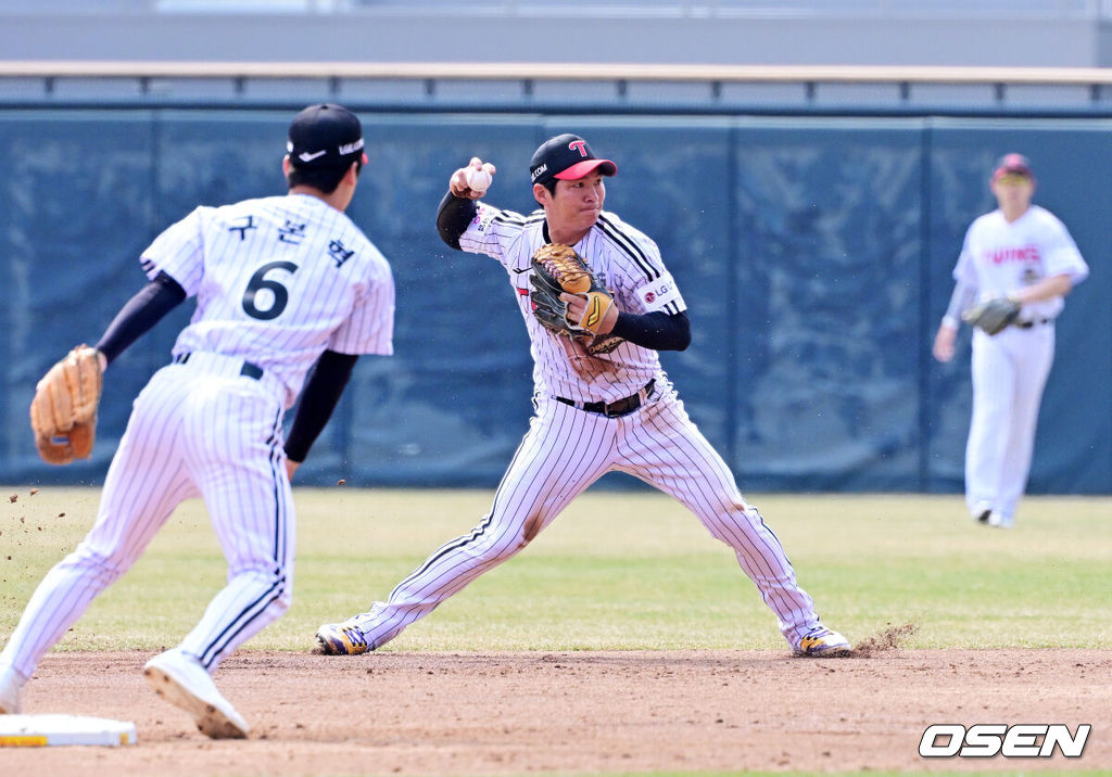24일 서울 잠실야구장에서 ‘2026 신한 SOL KBO리그’ LG 트윈스와 키움 히어로즈의 시범경기가 열렸다. 3회초 1사 1루에서 LG 오지환이 키움 최주환의 유격수 땅볼 타구에 호수비를 선보이고 있다. 2026.03.24 / jpnews@osen.co.kr