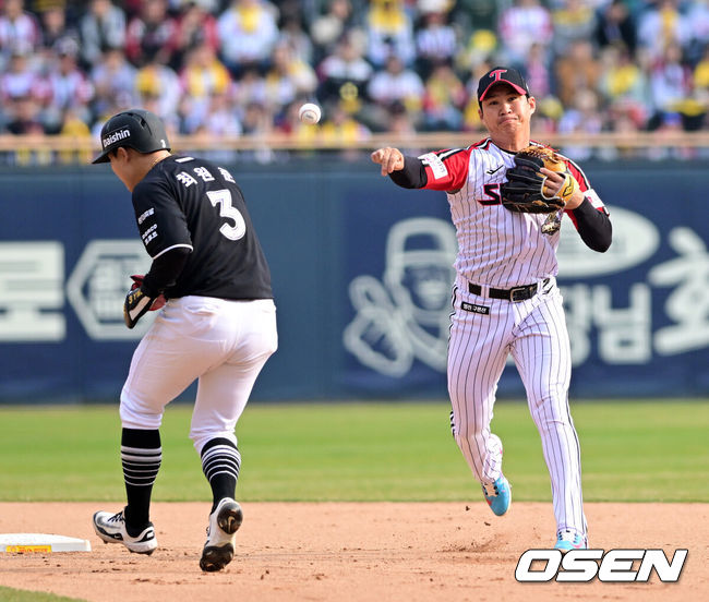 [OSEN=잠실, 지형준 기자] 29일 서울 잠실야구장에서 2026 신한 SOL KBO리그 LG 트윈스와 KT 위즈의 경기가 열렸다. 이날 LG는 임찬규, KT는 소형준을 선발로 내세웠다. 7회초 1사 1루에서 LG 오지환이 KT 김현수의 2루 땅볼에 최원준을 포스아웃시키고 1루로 송구하고 있다. 2026.03.29&nbsp;/ jpnews@osen.co.kr