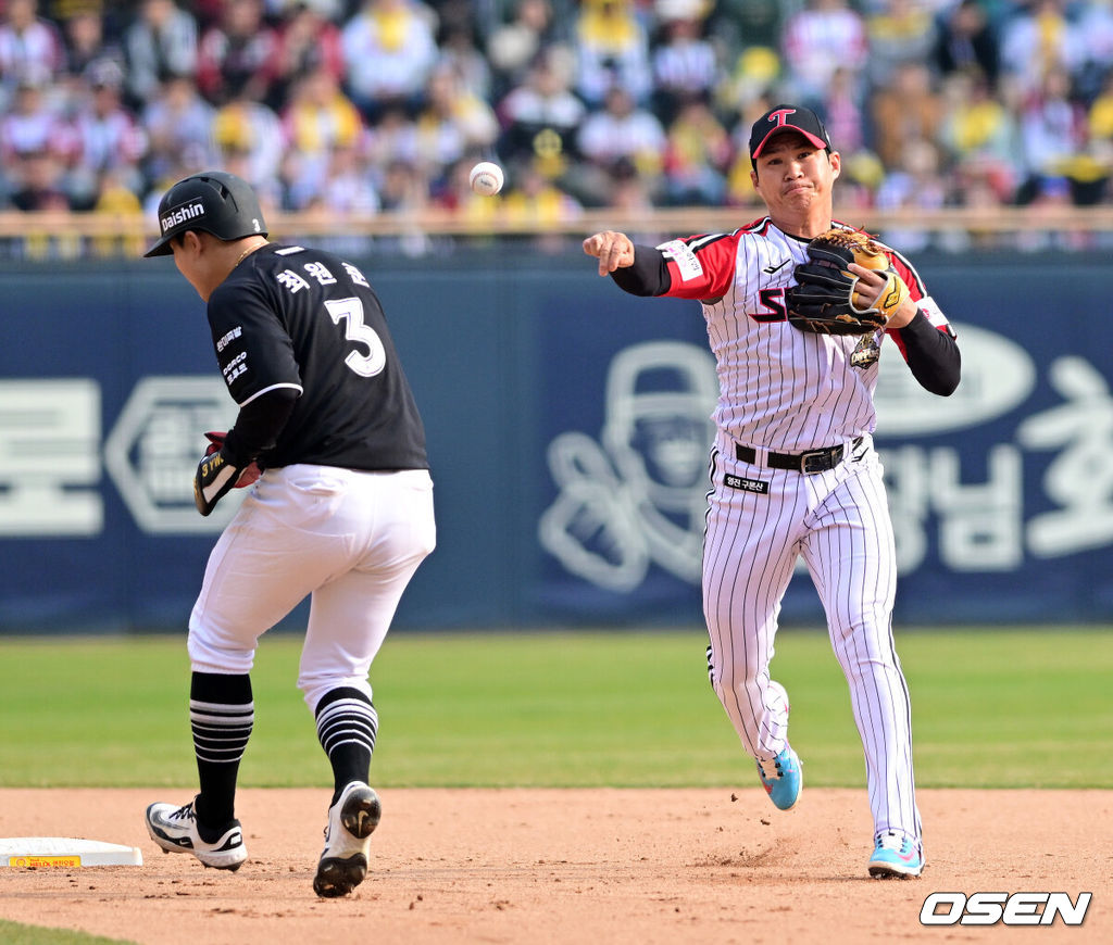 29일 서울 잠실야구장에서 2026 신한 SOL KBO리그 LG 트윈스와 KT 위즈의 경기가 열렸다. 이날 LG는 임찬규, KT는 소형준을 선발로 내세웠다. 7회초 1사 1루에서 LG 오지환이 KT 김현수의 2루 땅볼에 최원준을 포스아웃시키고 1루로 송구하고 있다. 2026.03.29 / jpnews@osen.co.kr