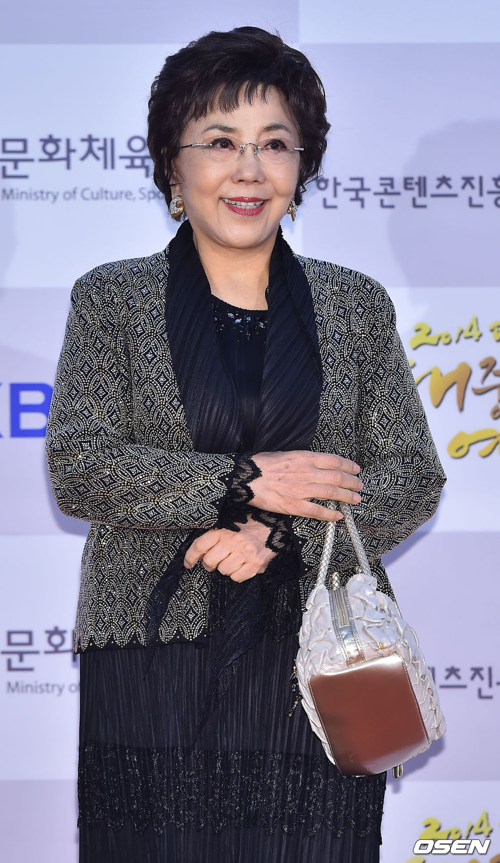 17일 오후 서울시 종로구 연건동 홍익대 대학로 아트센터 대강당에서 열린 '2014 대한민국 대중문화예술상'에서 사미자가 포토월에서 포즈를 취하고 있다.문화체육관광부가 주최하고, 한국콘텐츠진흥원이 주관하는 '2014 대한민국 대중문화예술상'은 코미디언 송해, 배우 최불암을 포함해 총 28명의 대중문화예술인이 우리나라 대중문화 발전에 기여한 공을 인정받아 문화훈장, 대통령 표창, 국무총리 표창, 문화체육관광부 장관상을 수상한다.또한 수상자들의 업적을 기리는 헌정 공연과 선후배 대중문화예술인들의 화려한 축하공연도 마련돼 행사의 의미를 더 한다. '전국노래자랑'의 진행을 26년간 맡아온 방송인 송해와 47년간 연기 활동을 이어고 있는 배우 최불암 등 6명이 ‘2014 대한민국 대중문화예술상’ 문화훈장 수훈자로 선정됐다. '서른 즈음에', '사랑했지만' 등 명곡을 남긴 가수 고 김광석 등 7명이 대통령표창을 수상하며 한류 열풍을 주도하고 있는 배우 김수현, 이민호 등 8명이 국무총리표창을 받는다. 문화체육관광부장관표창은 차세대 한류를 이끌어가는 아이돌 가수 엑소(EXO) 등 7팀이 뽑혔다. 대중문화 발전을 위한 유공자 시상으로 문화훈장 6점과 대통령표창 7점, 국무총리표창 8점, 장관표창 7점을 수여한다고 밝혔다. / rumi@osen.co.kr