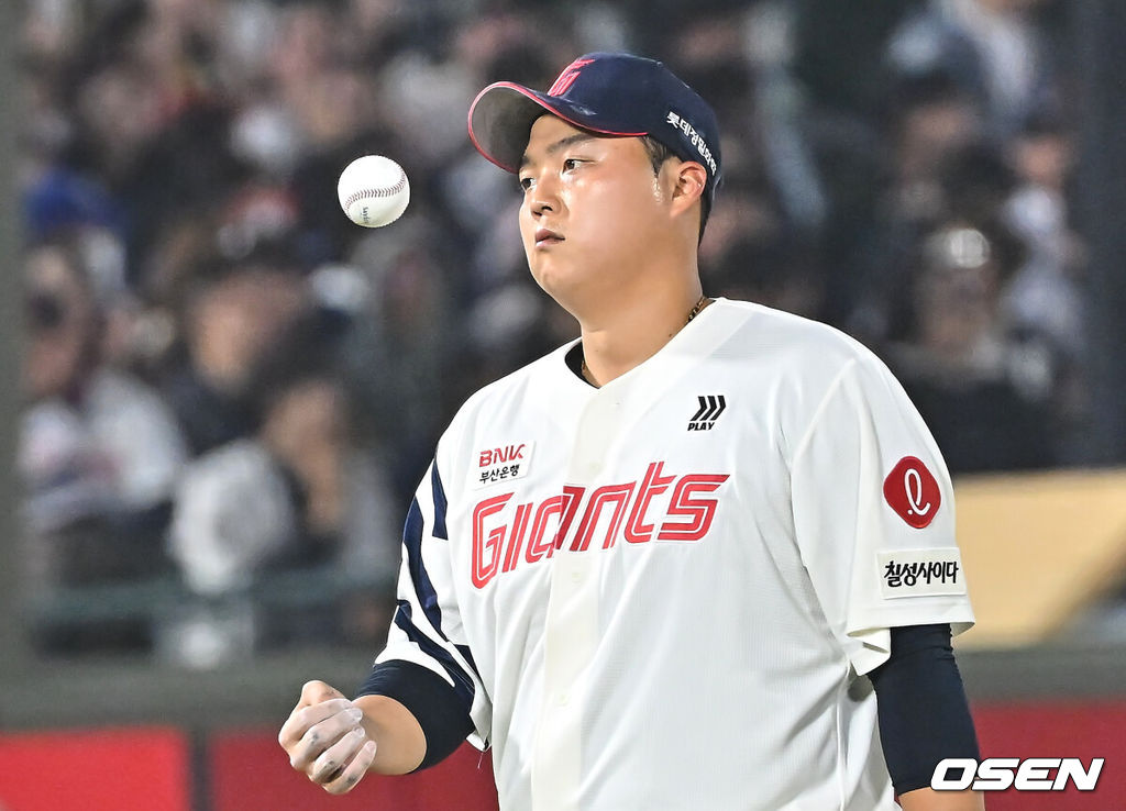 3일 부산 사직야구장에서 2026 신한 SOL KBO 리그 롯데 자이언츠와 SSG 랜더스의 경기가 열렸다. 홈팀 롯데는 로드리게스가, 방문팀 SSG는 화이트가 선발 출전했다.롯데 자이언츠 한동희가 5회초 2사 2루 SSG 랜더스 에레디아에게 1타점 안타를 맞고 아쉬워하고 있다. 2026.04.03 / foto0307@osen.co.kr