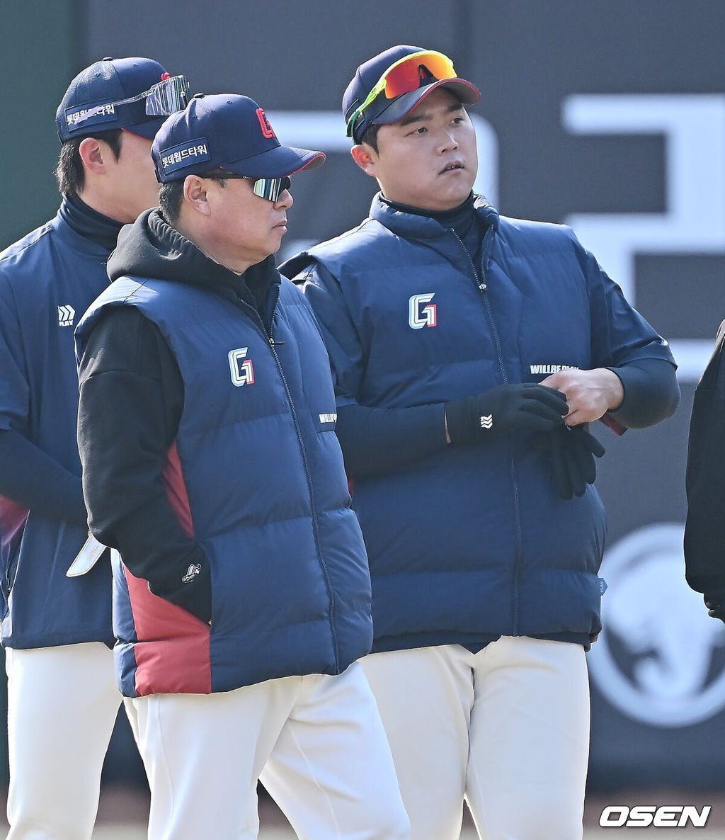 12일 부산 사직야구장에서 2026 신한 SOL KBO 리그 롯데 자이언츠와 KT 위즈의 시범경기가 열린다. 이날 부산 사직과 이천, 대전, 광주, 마산 5개구장에서 막을 올린다.롯데 자이언츠 김태형 감독이 한동희와 자리하고 있다. 2026.03.12 / foto0307@osen.co.kr