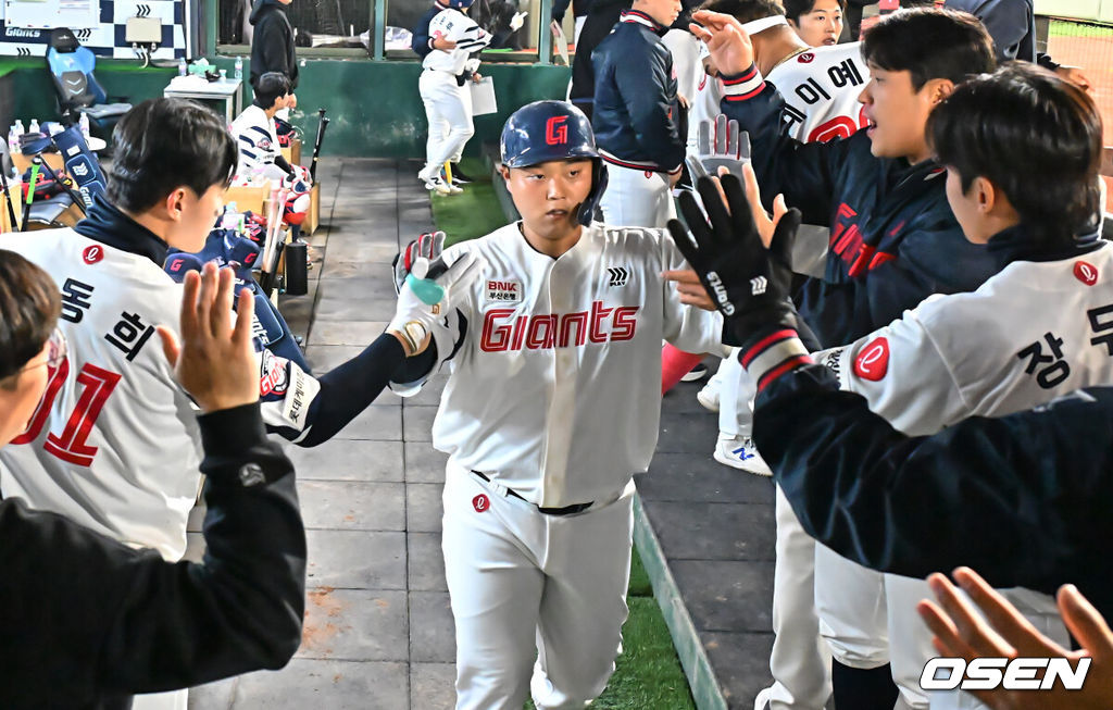 3일 부산 사직야구장에서 2026 신한 SOL KBO 리그 롯데 자이언츠와 SSG 랜더스의 경기가 열렸다. 홈팀 롯데는 로드리게스가, 방문팀 SSG는 화이트가 선발 출전했다.롯데 자이언츠 한동희가 7회말 2사 1,2루 황성빈의 투수 강습타때 득점을 올리고 하이파이브를 하고 있다. 2026.04.03 / foto0307@osen.co.kr