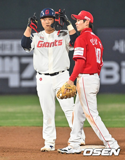 [OSEN=부산, 이석우 기자] 3일 부산 사직야구장에서 2026 신한 SOL KBO 리그 롯데 자이언츠와 SSG 랜더스의 경기가 열렸다. 홈팀 롯데는 로드리게스가, 방문팀 SSG는 화이트가 선발 출전했다.롯데 자이언츠 한동희가 8회말 2사 우익수 오른쪽 2루타를 치고 세리머니를 하고 있다. 2026.04.03 / foto0307@osen.co.kr