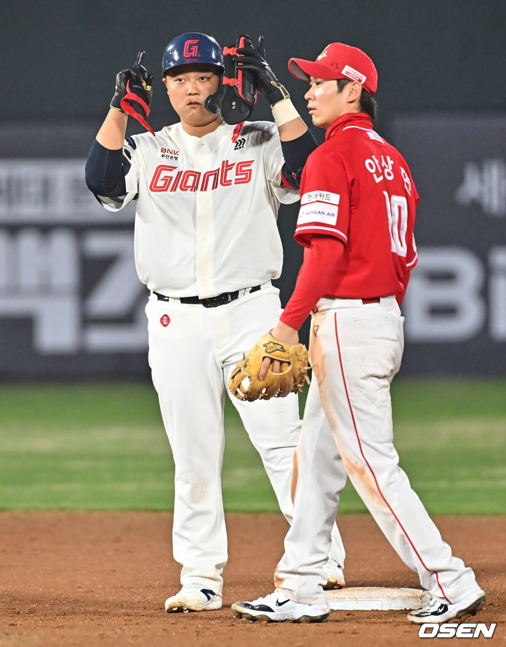 3일 부산 사직야구장에서 2026 신한 SOL KBO 리그 롯데 자이언츠와 SSG 랜더스의 경기가 열렸다. 홈팀 롯데는 로드리게스가, 방문팀 SSG는 화이트가 선발 출전했다.롯데 자이언츠 한동희가 8회말 2사 우익수 오른쪽 2루타를 치고 세리머니를 하고 있다. 2026.04.03 / foto0307@osen.co.kr