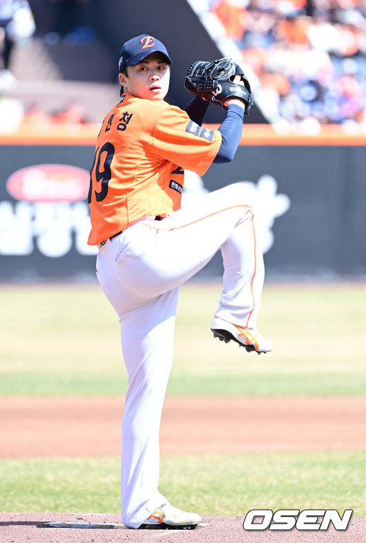 [OSEN=대전, 최규한 기자] 29일 대전 한화생명볼파크에서 ‘2026 신한 SOL KBO리그’ 한화 이글스와 키움 히어로즈의 경기가 열렸다.홈팀 한화는 왕옌청, 방문팀 키움은 하영민을 선발로 내세웠다. 1회초 한화 선발 왕옌청이 힘차게 공을 뿌리고 있다. 2025.03.29 / dreamer@osen.co.kr