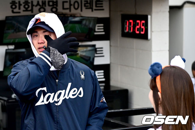 [OSEN=대전, 최규한 기자] 프로야구 한화 이글스가 키움 히어로즈를 이틀 연속 잡고 개막 2연승을 달성했다.김경문 감독이 이끄는 한화는 29일 대전 한화생명 볼파크에서 열린 2026 신한 SOL KBO리그 &nbsp;키움과의 홈경기에서 10-4로 승리했다. 전날 개막전에서 연장 11회 끝에 10-9 끝내기 승리를 거뒀던 한화는 이날 여유롭게 승리를 챙기며 2연승을 만들었다.한화 승리투수 왕옌청이 경기를 마치고 가족들과 인사를 나눈 뒤 눈물을 흘리고 있다. 2025.03.29 / dreamer@osen.co.kr