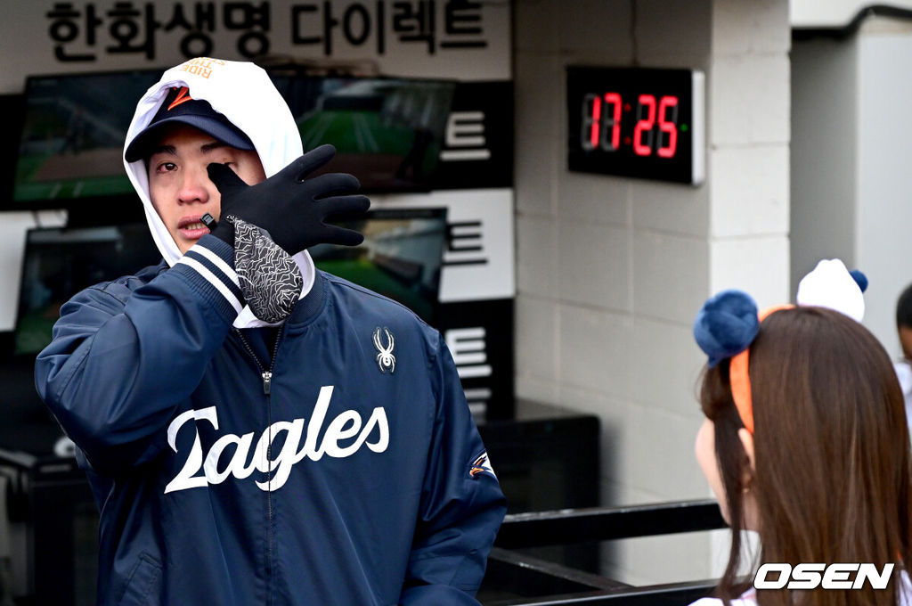 프로야구 한화 이글스가 키움 히어로즈를 이틀 연속 잡고 개막 2연승을 달성했다.김경문 감독이 이끄는 한화는 29일 대전 한화생명 볼파크에서 열린 2026 신한 SOL KBO리그  키움과의 홈경기에서 10-4로 승리했다. 전날 개막전에서 연장 11회 끝에 10-9 끝내기 승리를 거뒀던 한화는 이날 여유롭게 승리를 챙기며 2연승을 만들었다.한화 승리투수 왕옌청이 경기를 마치고 가족들과 인사를 나눈 뒤 눈물을 흘리고 있다. 2025.03.29 / dreamer@osen.co.kr