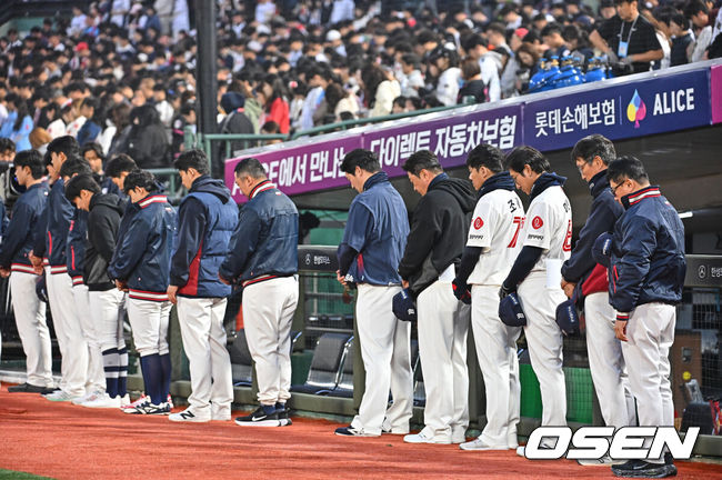 [OSEN=부산, 이석우 기자] 3일 부산 사직야구장에서 2026 신한 SOL KBO 리그 롯데 자이언츠와 SSG 랜더스의 경기가 열렸다. 홈팀 롯데는 로드리게스가, 방문팀 SSG는 화이트가 선발 출전했다.롯데 자이언츠 김태형 감독과 선수단이 김민재 코치를 추모하는 묵념을 하고 있다. 2026.04.03 / foto0307@osen.co.kr