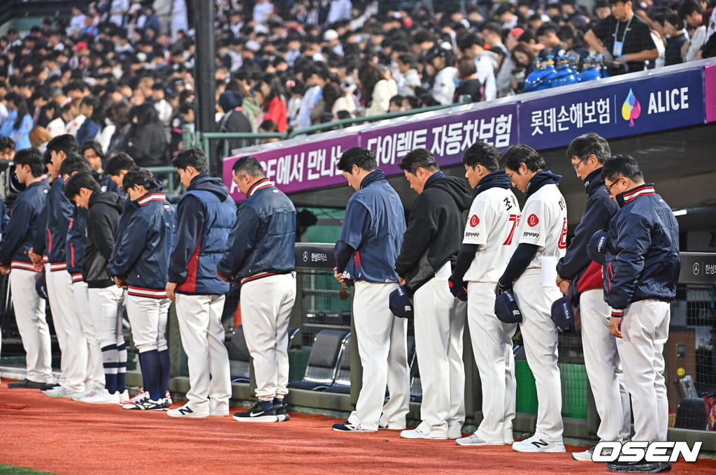 3일 부산 사직야구장에서 2026 신한 SOL KBO 리그 롯데 자이언츠와 SSG 랜더스의 경기가 열렸다. 홈팀 롯데는 로드리게스가, 방문팀 SSG는 화이트가 선발 출전했다.롯데 자이언츠 김태형 감독과 선수단이 김민재 코치를 추모하는 묵념을 하고 있다. 2026.04.03 / foto0307@osen.co.kr