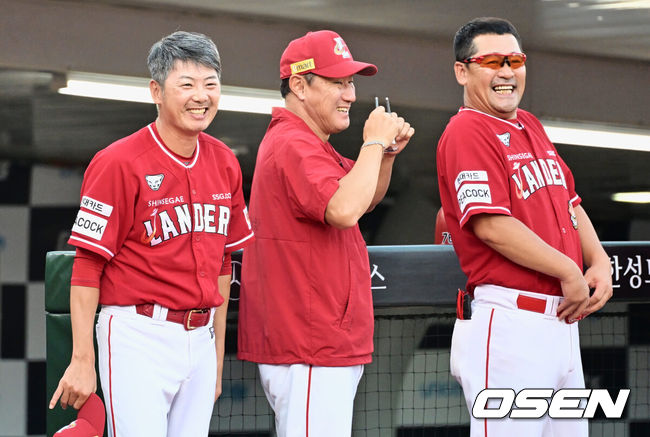[OSEN=부산, 이석우 기자] SSG 랜더스 김원형 감독, 조원우 코치, 김민재 코치 084 2023.08.04 / foto0307@osen.co.kr
