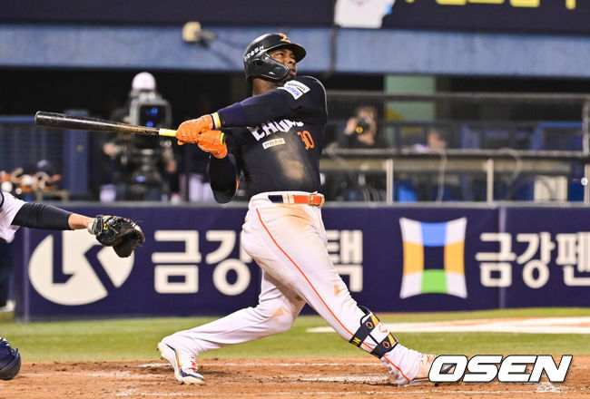 [OSEN=잠실, 박준형 기자] 3일 오후 서울 잠실구장에서 ‘2026 신한은행 SOL Bank KBO리그’ 두산 베어스와 한화 이글스의 경기가 진행됐다.이날 두산은 플렉센을, 한화는 에르난데스를 선발투수로 내세웠다.  4회초 1사 1루 한화 페라자가 2점 홈런을 날리고 있다.  2026.04.02 / soul1014@osen.co.kr